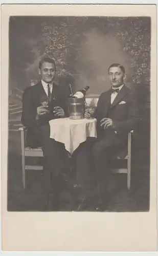 (F13143) Orig. Foto Herren mit Sektkühler, Fotostudio 1920er