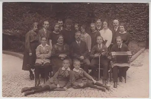 (F13142) Orig. Foto Personengruppe mit Bandeon, Aufnahme im Freien um 1920