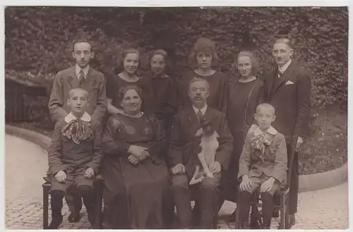 (F13141) Orig. Foto Personengruppe mit Hund, Aufnahme im Freien um 1920