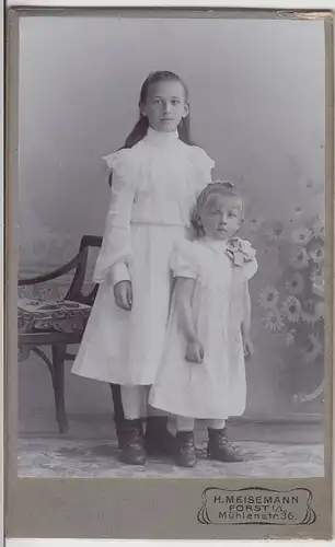 (F13140) Orig. Kabinettfoto 2 kleine Mädchen i. weißen Kleid, Forst i.L. um 192