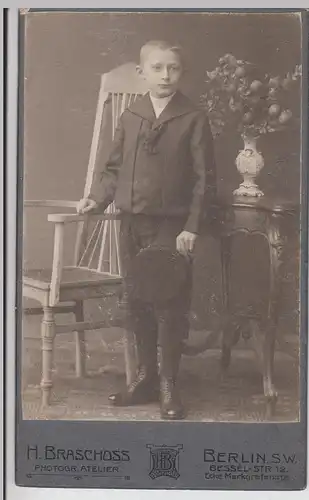 (F13138) Orig. Kabinettfoto Junge am Stuhl, Berlin um 1910