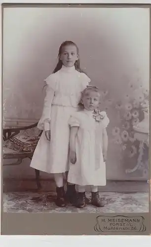 (F13135) Orig. Kabinettfoto 2 kleine Mädchen i. weißen Kleid, Forst i.L. um 1920