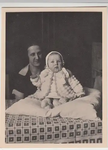 (F13131) Orig. Foto Mutter mit Kleinkind auf Kissen 1930er