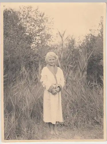 (F13130) Orig. Foto blondes Mädchen im Bademantel im Freien 1930er