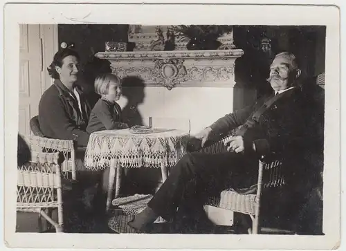 (F13129) Orig. Foto Personen sitzen am Tisch, Kamin 1930er