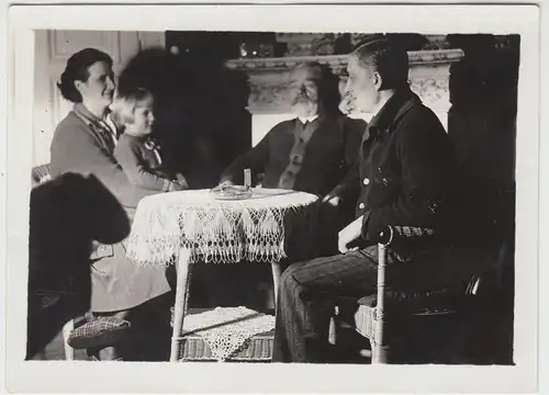 (F13127) Orig. Foto Personen sitzen am Tisch, Kamin 1930er