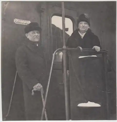 (F13117) Orig. Foto älteres Paar auf Plattform Eisenbahn-Wagen 1930