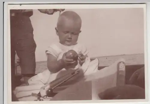 (F13114) Orig. Foto Kind mit Apfel im Kinderwagen 1930