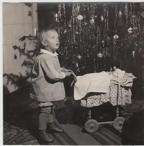 (F13109) Orig. Foto Weihnachten 1930, Kind mit kleinem Puppenwagen