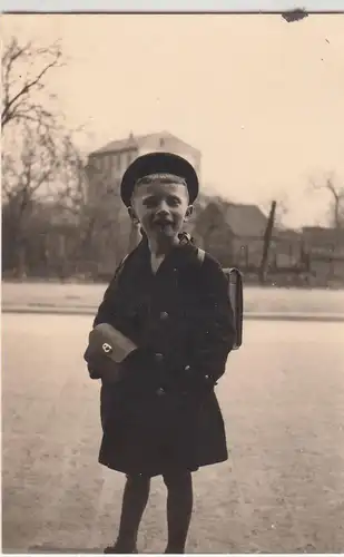 (F13086) Orig. Foto kleiner Junge Martin mit Schulranzen u. Brottasche 1929