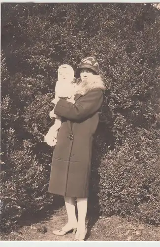 (F13082) Orig. Foto Frau mit Kleinkind im Arm, Spaziergang 1929