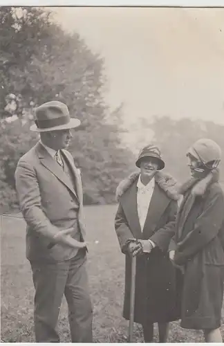 (F13074) Orig. Foto Personen im Freien, Spaziergang 1928