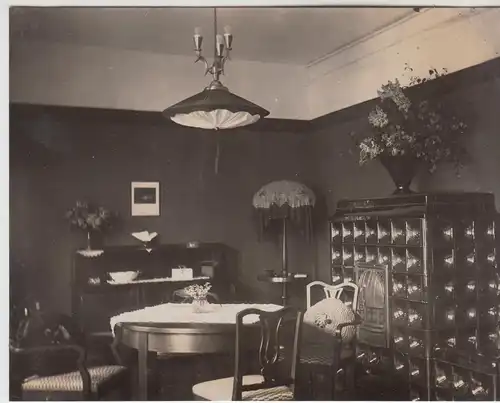 (F13071) Orig. Foto Zimmer, Ecke mit Kachelofen 1928