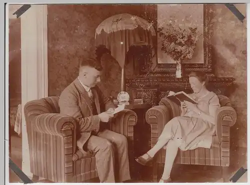 (F13070) Orig. Foto Personen sitzen im Sessel und lesen, 1928
