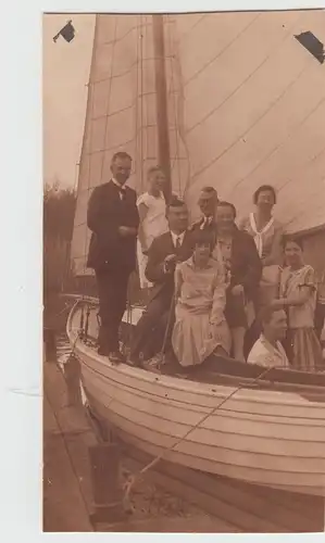 (F13068) Orig. Foto Personen stehen in einem Segelboot 1928