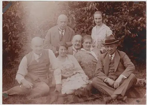 (F13064) Orig. Foto Personen auf der Wiese, Spaziergang 1928