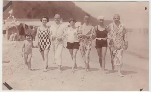 (F13061) Orig. Foto Sellin a. Rügen 1928, Personen am Strand, laufen in Reihe