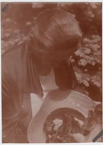 (F13058) Orig. Foto Frau mit Küken im Strohhut 1928