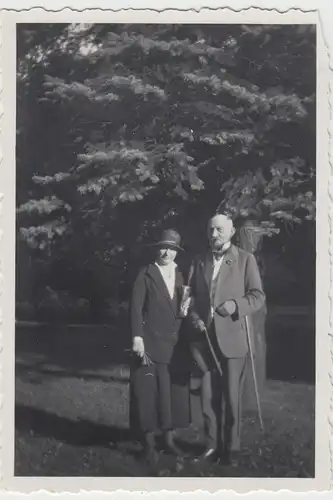 (F13051) Orig. Foto Forstmeister Schnaase mit Frau im Freien 1927