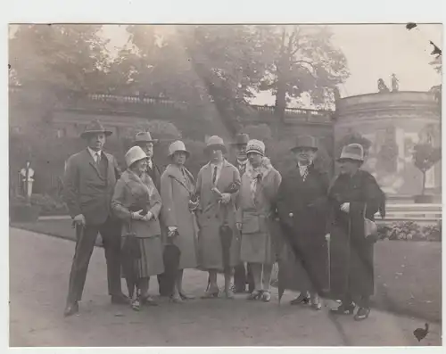 (F13049) Orig. Foto Personengruppe in einem Park 1927