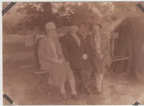 (F13047) Orig. Foto Damen sitzen auf einer Bank 1927