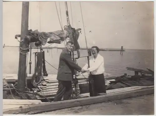 (F13046) Orig. Foto Paar auf einem Segelboot, Transport von Holzbrettern 1927