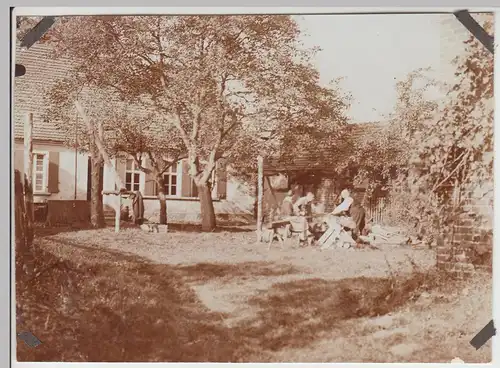 (F13040) Orig. Foto Personen sägen Holz am Wohnhaus 1927