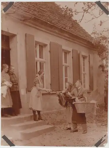 (F13037) Orig. Foto Personen mit Korb vor einem Gebäude 1927