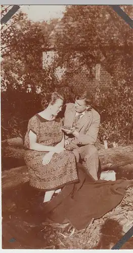(F13036) Orig. Foto Personen sitzen im Garten, 1927