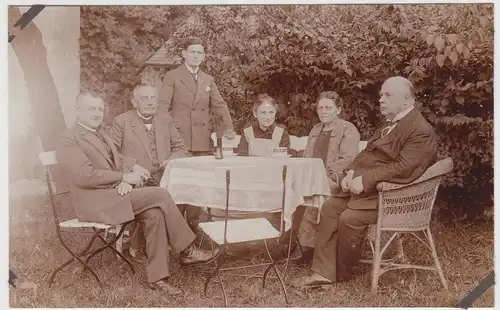 (F13022) Orig. Foto Familien Jähnig u. Scheffler am Tisch im Freien 1927
