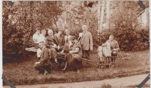 (F13016) Orig. Foto Personen mit Handwagen im Freien, Spaziergang 1926