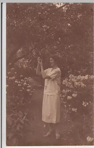 (F13005) Orig. Foto junge Frau im Freien, an einem Baum 1926