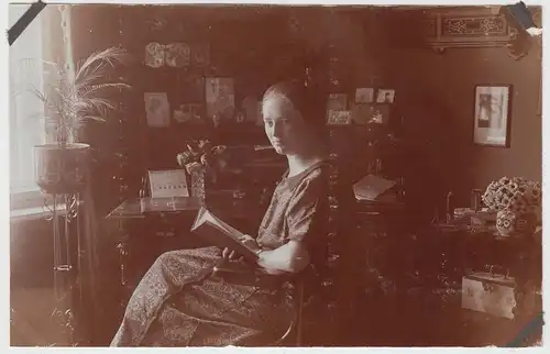 (F12987) Orig. Foto junge Frau sitzt im Zimmer 1925