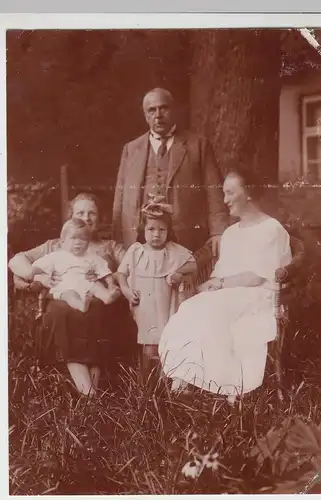 (F12985) Orig. Foto Familie im Freien, mit Korbstuhl im Garten 1924