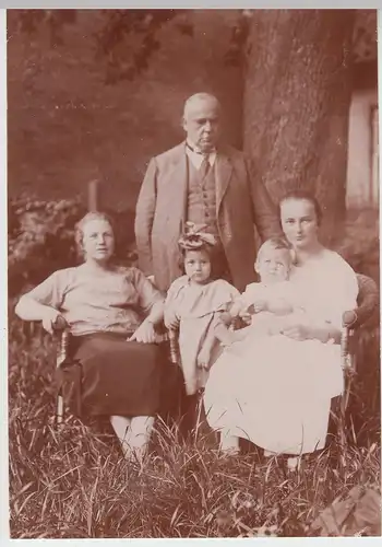 (F12984) Orig. Foto Familie im Freien, mit Korbstuhl im Garten 1924