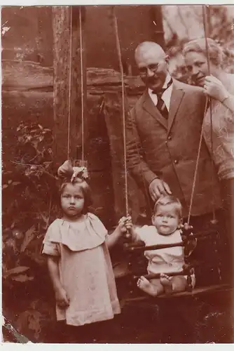 (F12983) Orig. Foto Rechntsanwalt Dr Hoge m. Familie, Kinder auf Schaukel 1924