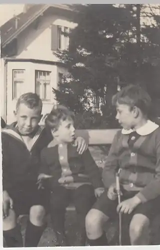 (F12972) Orig. Foto Kinder Andreas, Werner u. Hans-Conrad Siemsen vor Wohnhaus 1