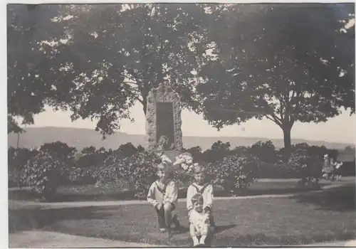 (F12971) Orig. Foto Hameln, Kinder vor dem Kriegerdenkmal 1926