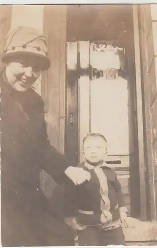 (F12961) Orig. Foto Mutter Lili m. Sohn Werner Siemsen vor der Haustür 1924