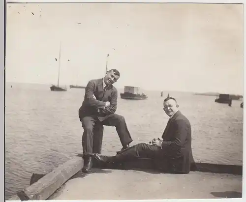 (F12955) Orig. Foto junge Männer am Ufer, Ostsee, Nordsee 1927