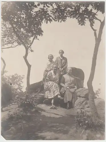 (F12952) Orig. Foto Frauen bei einer Bergwanderung, sitzen auf Felsen, um 1925