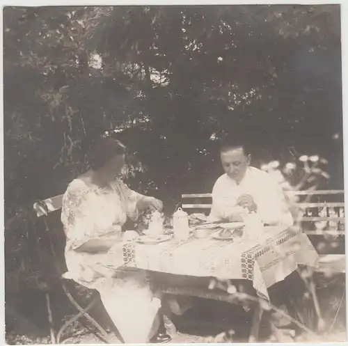 (F12951) Orig. Foto Frauen im Garten, sitzen am Kaffeetisch um 1926
