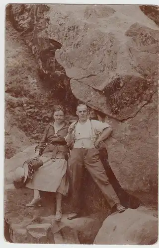 (F12946) Orig. Foto Ausflug Wanderung, Paar am Felsen 1920/30er