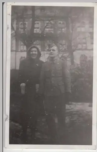 (F12943) Orig. Foto Frau und Wehrmacht-Soldat im Freien, in der Stadt 1937