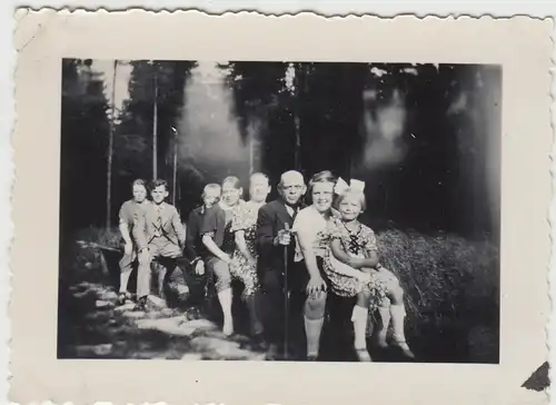 (F12942) Orig. Foto Ausflug Wanderung, Personen sitzen hintereinander 1937