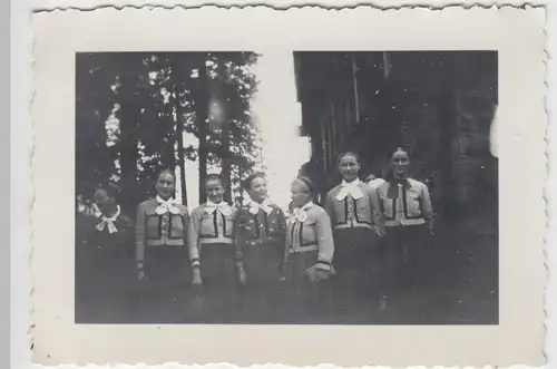 (F12931) Orig. Foto junge Frauen in Tracht an einem Gebäude, Schwarzwald 1937