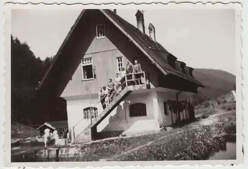 (F12925) Orig. Foto Calmbach (Bad Wildbad), Personen am Forellenzucht-Haus 1937