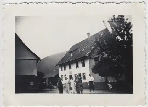(F12921) Orig. Foto Personen a.d. Straße. Bei Bad Wildbad, Calmbach 1937