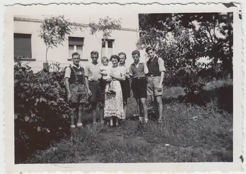 (F12916) Orig. Foto Frau mit jungen Männern im Garten 1937