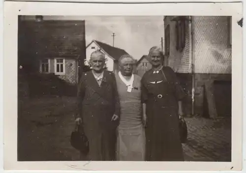 (F12910) Orig. Foto 3 ältere Damen auf der Straße 1936